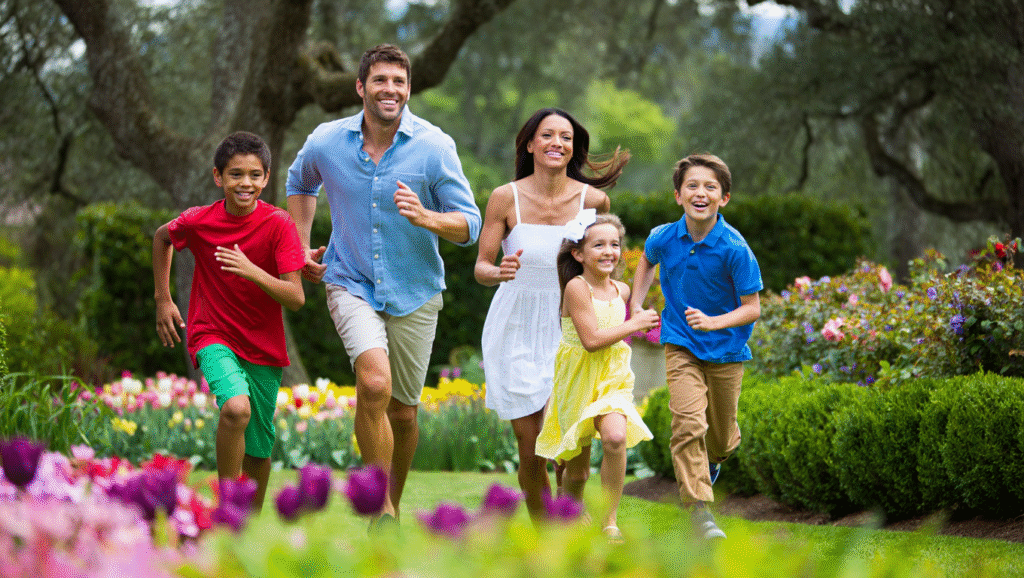 Famille heureuse en bonne santé respirant un air pur grâce au purificateur d’air