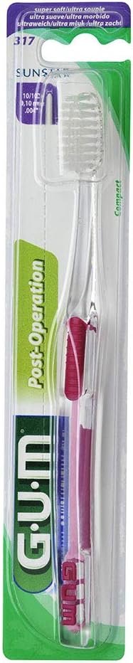 Brosse chirurgicale ultra-souple spéciale post-opératoire pour protéger un implant dentaire biocompatible, gros plan sur fibres fines sur fond clair.