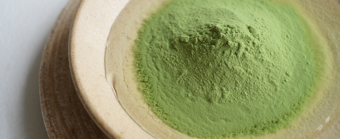 Argile verte : 4 bienfaits profonds qui ont transformé ma peau, mon ventre et mon énergie