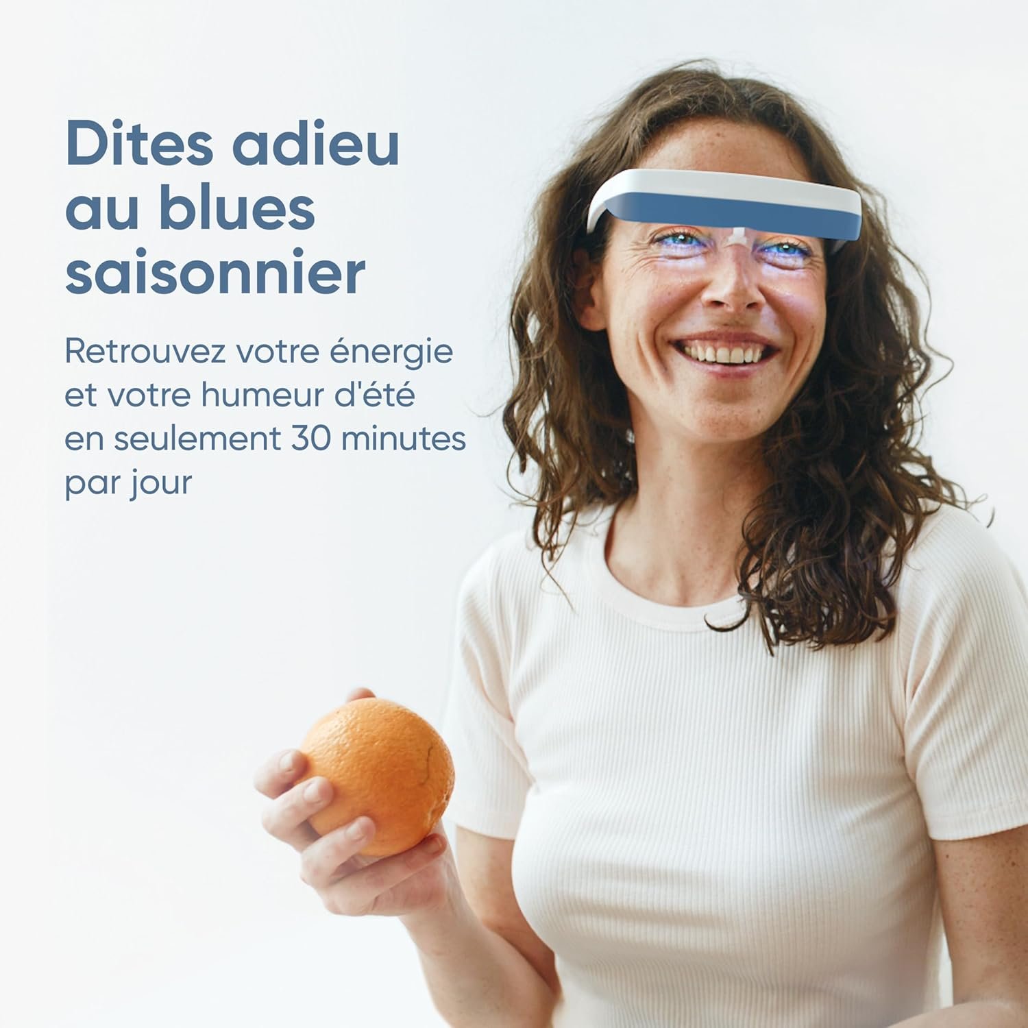 Lunettes de luminothérapie diffusant une lumière blanche vers les yeux pour stimuler la sérotonine, réguler la mélatonine et améliorer l’humeur lors des journées sombres.
